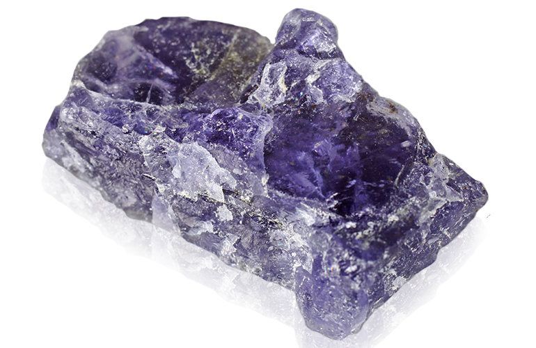 Иолит: минерал кордиерит, фиалковый камень, водяной сапфир