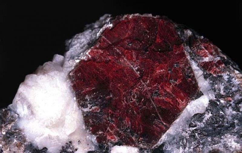 Камень корунд: разновидность минерала, синтетический красный, искусственныйголубой, кольцо с камнем, твердость сапфира, драгоценный рубин