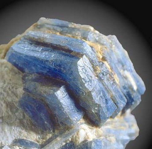 Камень корунд: разновидность минерала, синтетический красный, искусственныйголубой, кольцо с камнем, твердость сапфира, драгоценный рубин