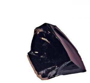 Камень обсидиан: свойства камня вулканического происхождения, использованиев реальной жизни, характеристика, кому подходит по гороскопу и знаку Зодиака
