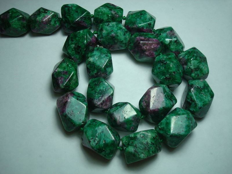 Зеленый камень: кольцо с драгоценным минералом, украшения с самоцветами, полудрагоценные прозрачные