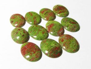 Зеленый камень: кольцо с драгоценным минералом, украшения с самоцветами,полудрагоценные прозрачные