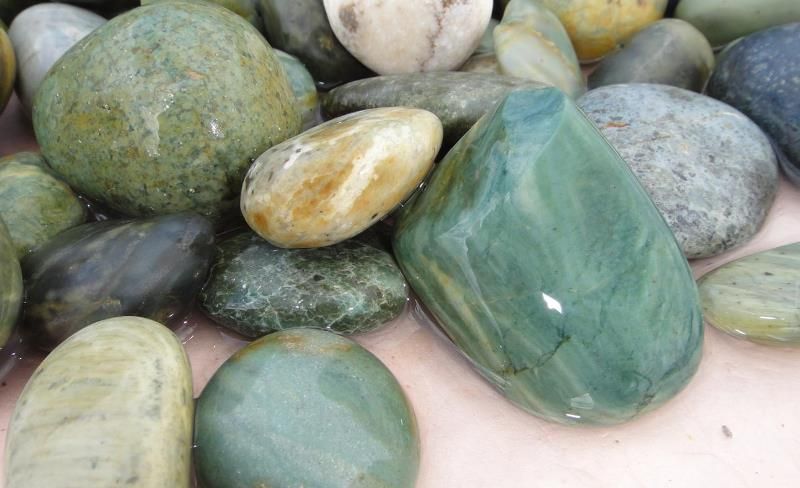 Зеленый камень: кольцо с драгоценным минералом, украшения с самоцветами,полудрагоценные прозрачные