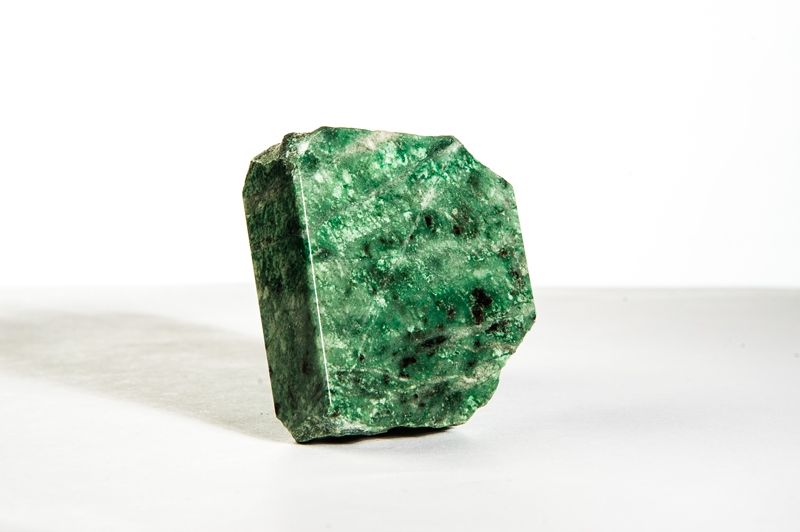Зеленый камень: кольцо с драгоценным минералом, украшения с самоцветами, полудрагоценные прозрачные