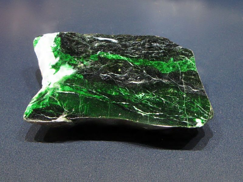 Зеленый камень: кольцо с драгоценным минералом, украшения с самоцветами,  полудрагоценные прозрачные