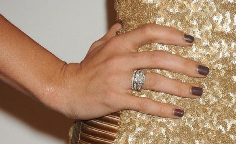 Значение колец на пальцах у женщин: на каких нельзя носить, что означает перстень на большом и на указательном, на правой руке два