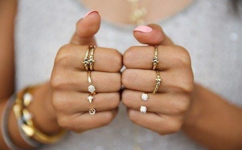 Значение колец на пальцах у женщин: на каких нельзя носить, что означаетперстень на большом и на указательном, на правой руке два