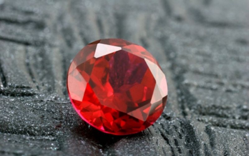 Красный камень: драгоценные минералы, бордовый оттенок, какого цветаювелирный