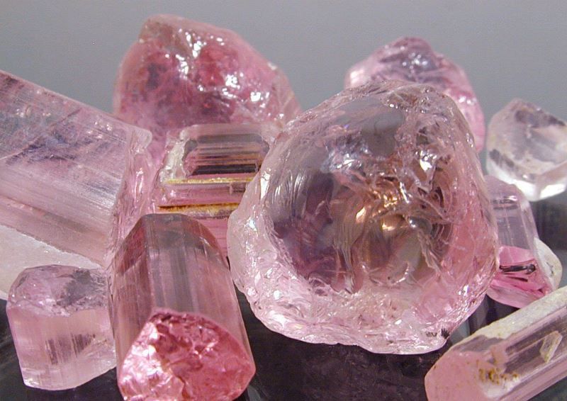 Розовый камень: кольцо с драгоценным, какого цвета полудрагоценные, какназывают поделочный прозрачный минерал