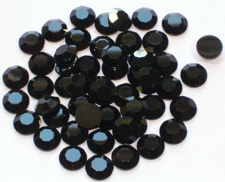 Черный камень: драгоценные и полудрагоценные, блестят бусы, сверкающие ювелирные изделия