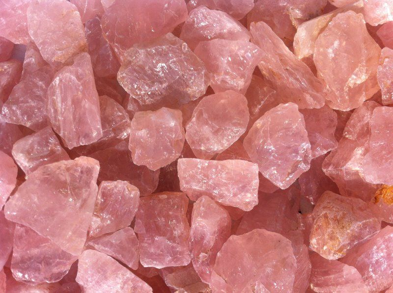 Розовый кварц: характеристика и магические свойства камня, прозрачныйрозовый кристалл, чей по знаку Зодиака, украшения для любви