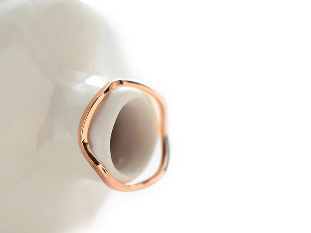 Кольцо трещина. Сломанное золотое кольцо. Смятое обручальное кольцо. Кольцо с трещиной. Кольцо сгибающиеся кольца золото.
