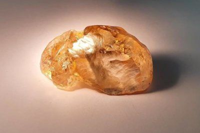 В Якутии добыт кристалл весом 236 карат насыщенного желто-коричневого цвета