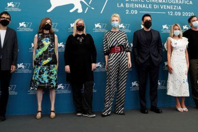 Венецианский кинофестиваль: маски и драгоценности