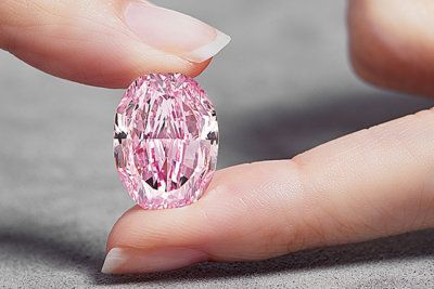 Sotheby's выставит на торги российский пурпурно-розовый бриллиант весом почти 15-карат