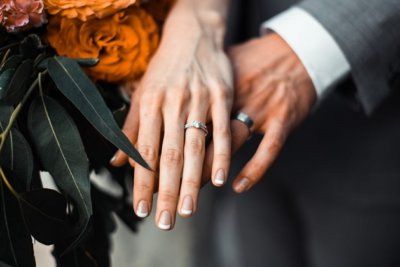 Можно ли носить обручальное кольцо до свадьбы девушке или парню