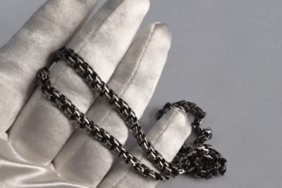 Почему чернеет серебряная цепочка на теле человека: причины, почему серебропотемнело