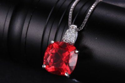Рубиновый: драгоценный камень для благородства, страсти и для любого случая