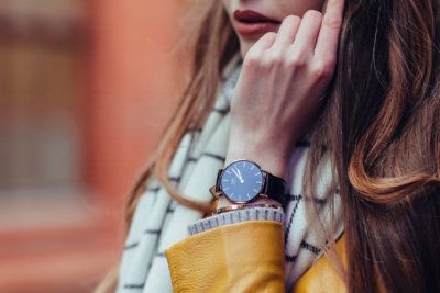 Как носить браслет и часы на одно руке: советы по стилю