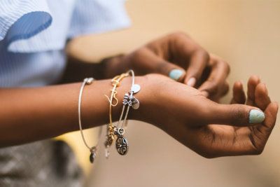 Как определить размер браслета на руку женщине или мужчине: полезные советы