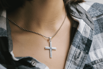 Как освятить крестик, купленный в магазине: в церкви или можно освятить дома