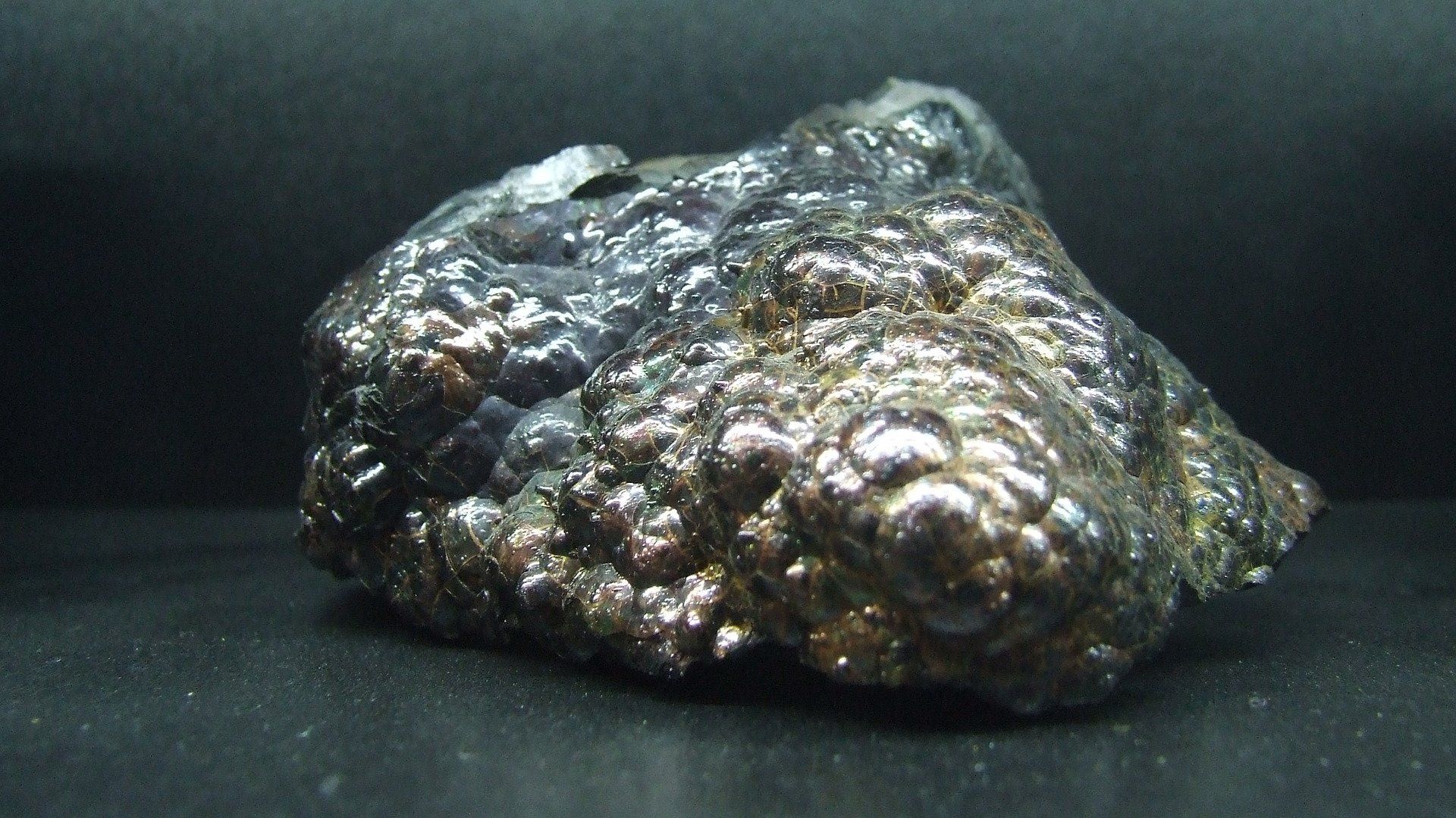 Гематит – это натуральный минерал пронзительно черного