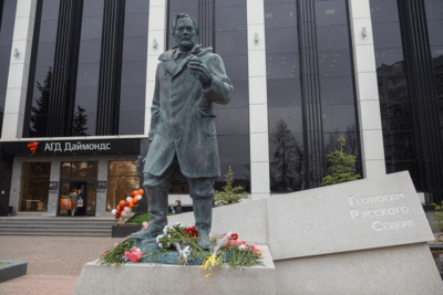 В Архангельске открыли памятник «Геологам Русского Севера»