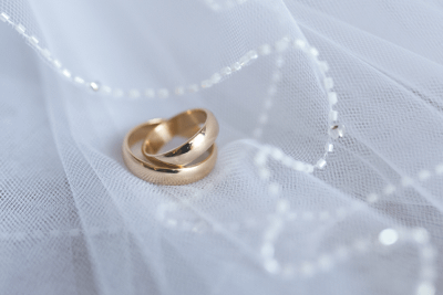 Кто кому покупает обручальные кольца: свадебные традиции и приметы