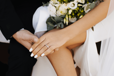 Чем отличаются помолвочное, обручальное, венчальное и обычные кольца