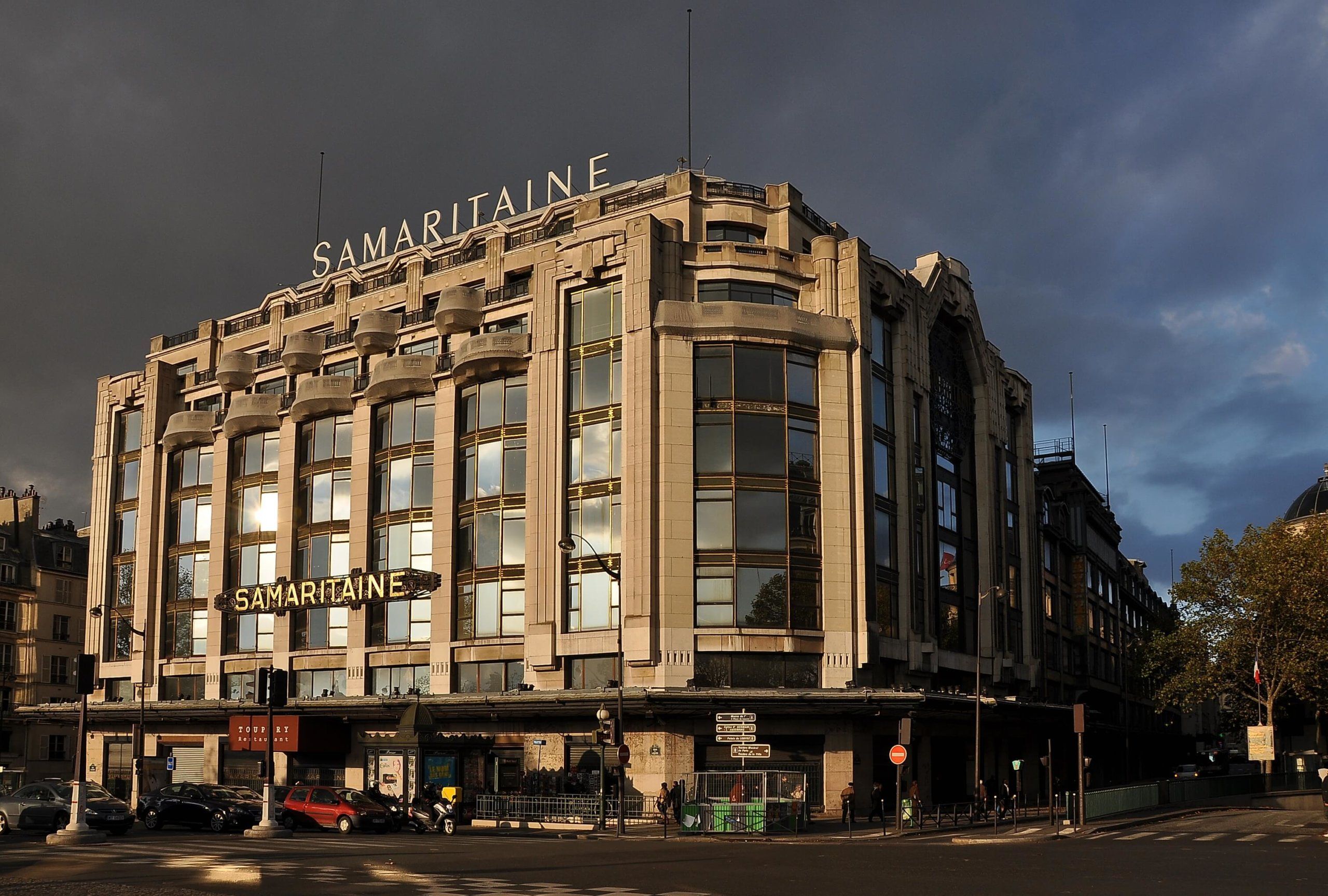 Месяц со дня открытия после полной реставрации торгового центра Samaritaine  Pont-Neuf в Париже