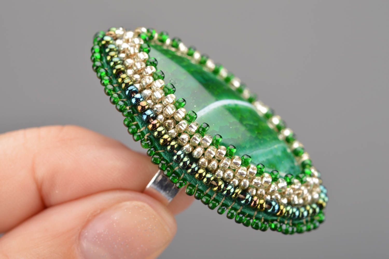 Роскошный перстень с зеленым камнем с бисером.