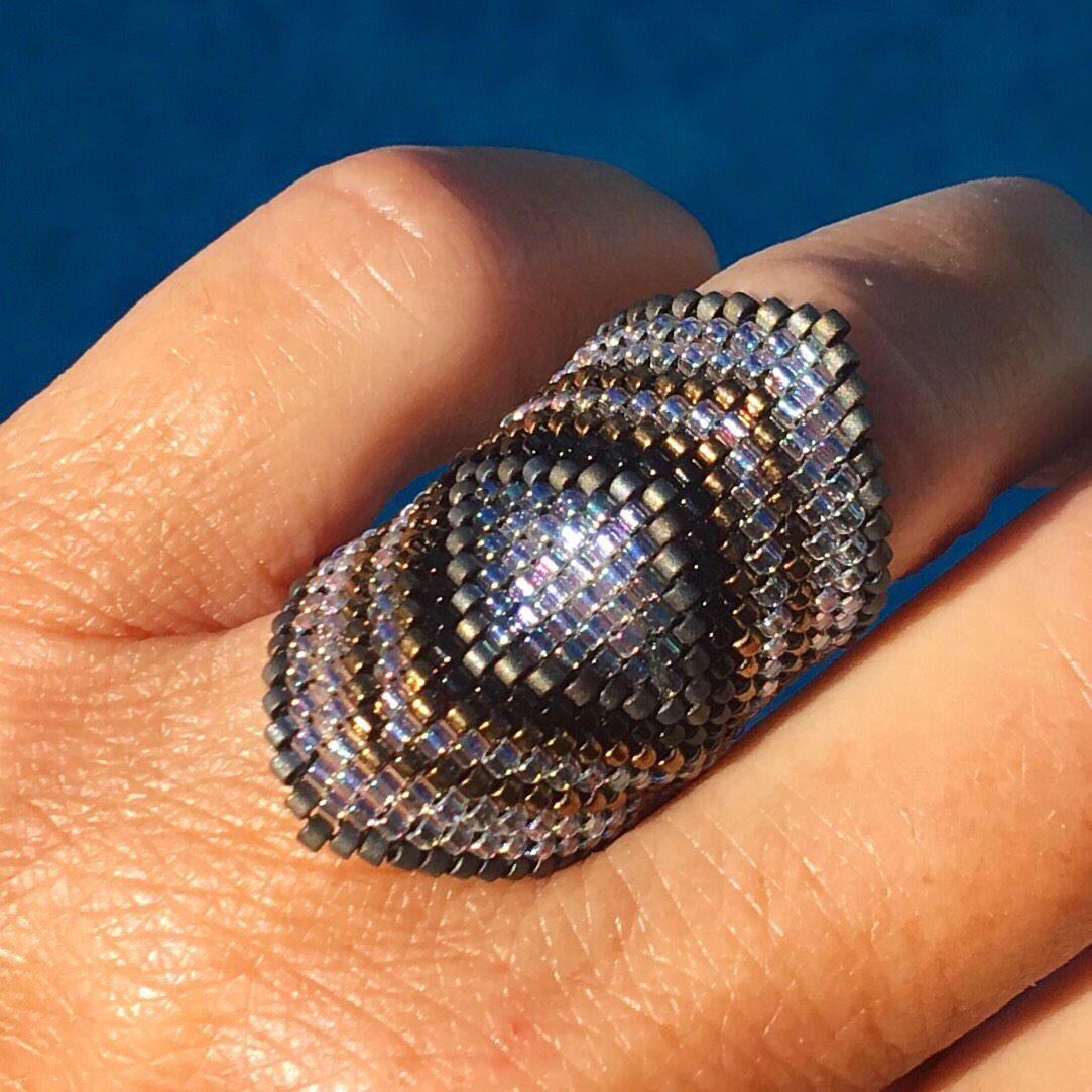 Широкое кольцо из бисера
