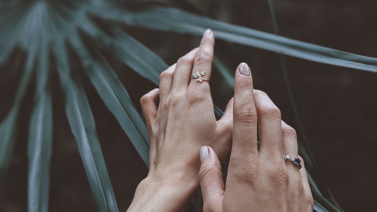На какой руке носят помолвочное кольцо до свадьбы по приметам