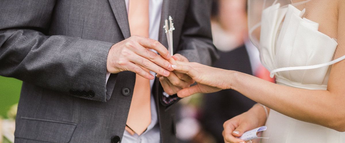 Католики носят обручальное кольцо на левой руке