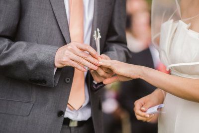 Почему католики носят обручальное кольцо на левой руке