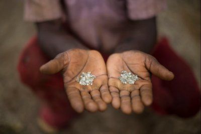 Первая в истории продажа специализированных партий необработанных алмазов GemFair рамках инициативы De Beers Group