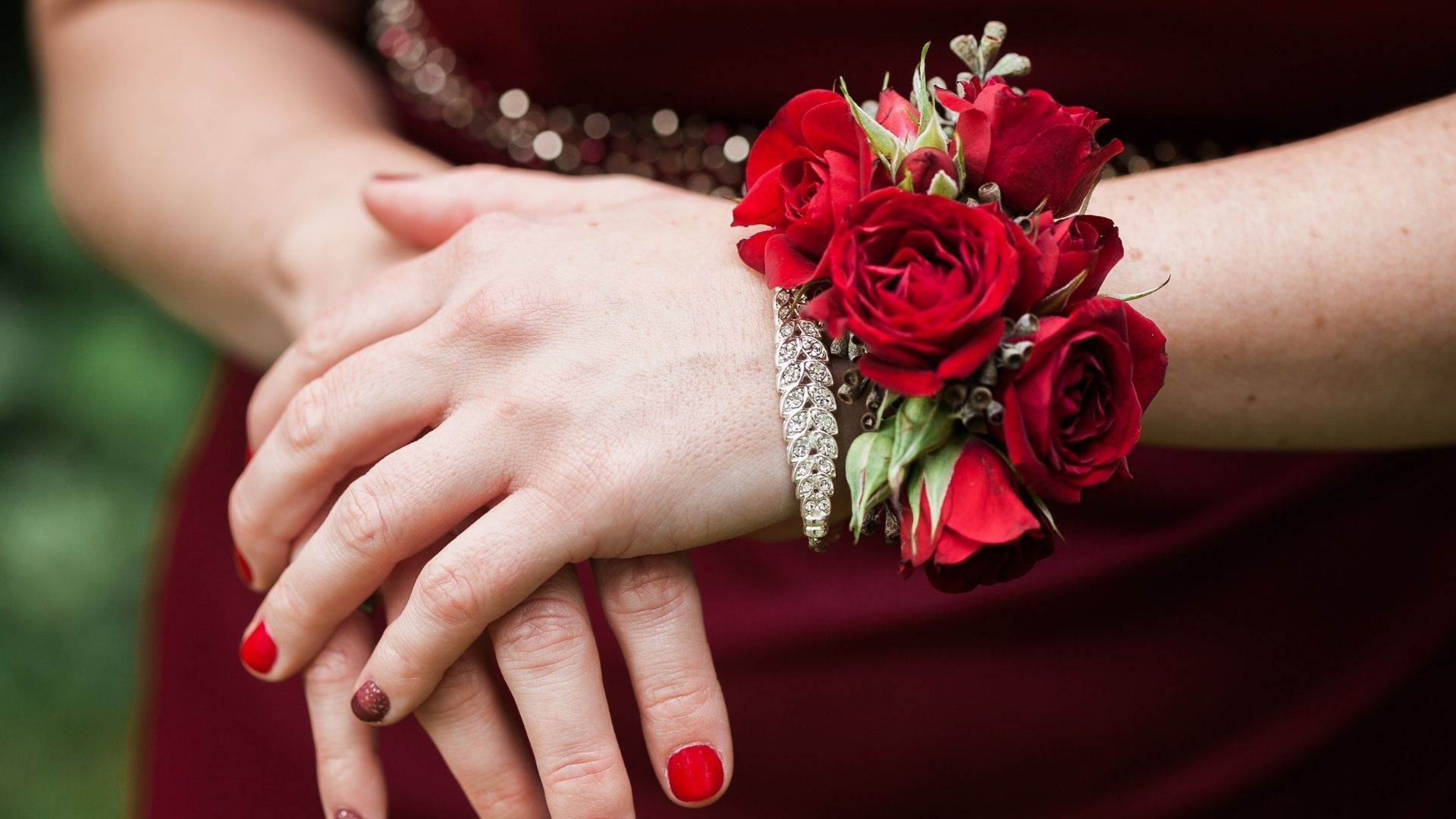 Классика свадебного жанра – украшение из цветов