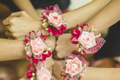 Как сделать украшение на руку невесте или ее подружкам
