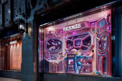 Творческая одиссея «Путешествие всей жизни» в витрине Hermès в Токио