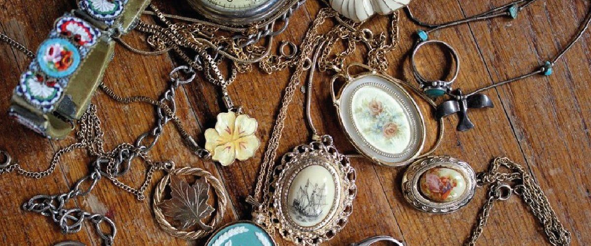 Винтажные и антикварные украшения: какие бывают и с чем носить