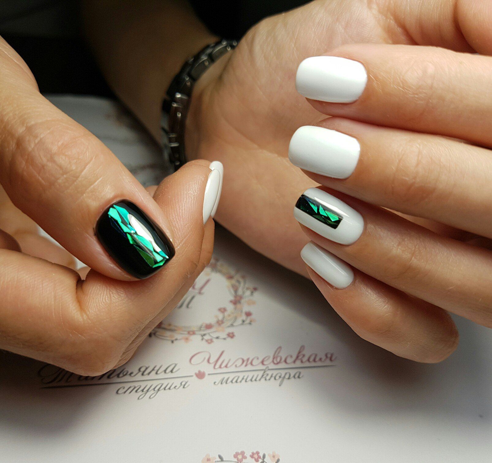Ногти зелёные с белым