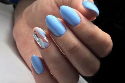 Голубой маникюр с блестками: нежный дизайн ногтей с глиттером, стразами и цветами