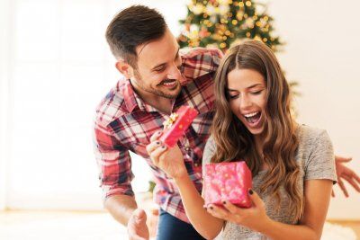 Что подарить жене на Новый год-2023 – лучшие идеи