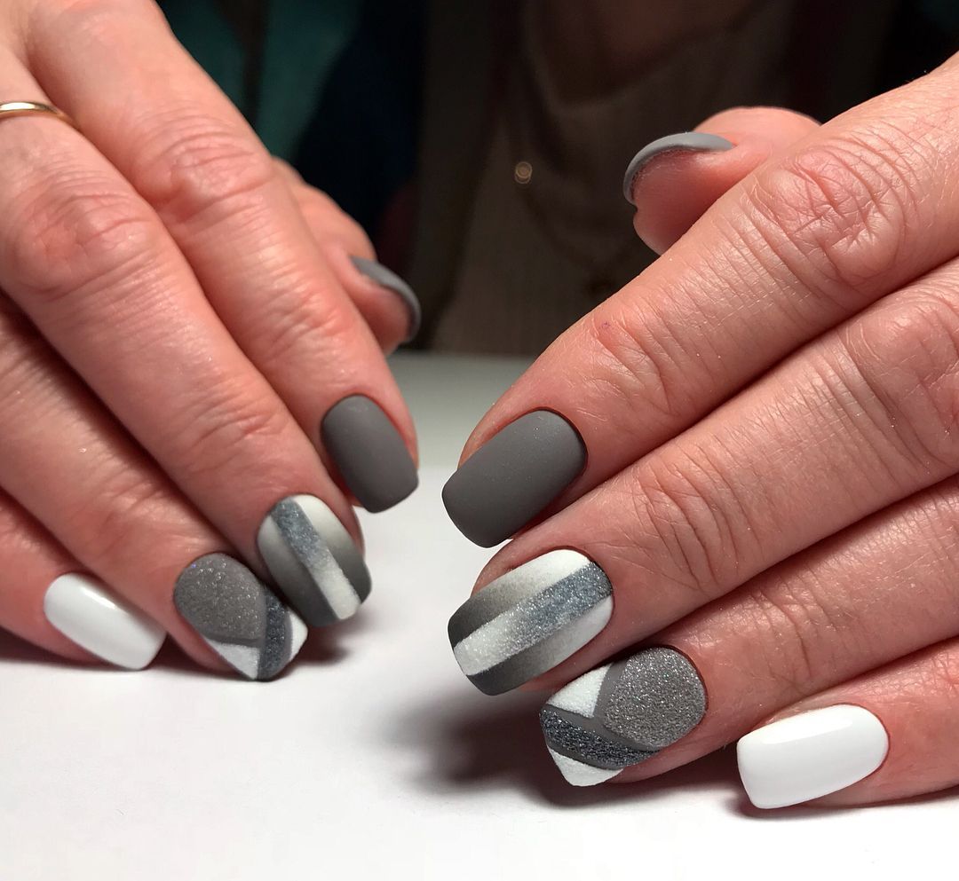 Дизайн ногтей серый с белым