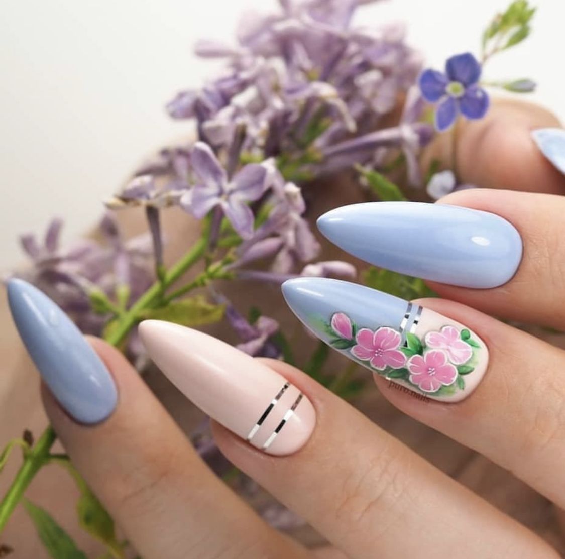 Какие ногти в тренде весной 2024. Весенний маникюр. Ногти с цветочками. Весенний маникюр с цветочками.