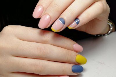 Цветной френч на длинные и короткие ногти: фото лучших идей французского маникюра