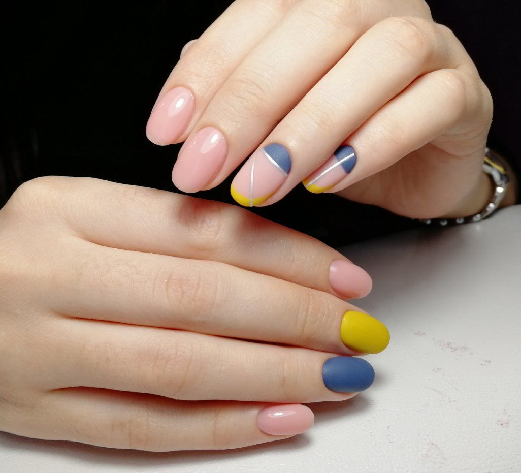 Цветной френч: идеи комбинированного и разноцветного французского маникюра для разных ногтей в 2023 году