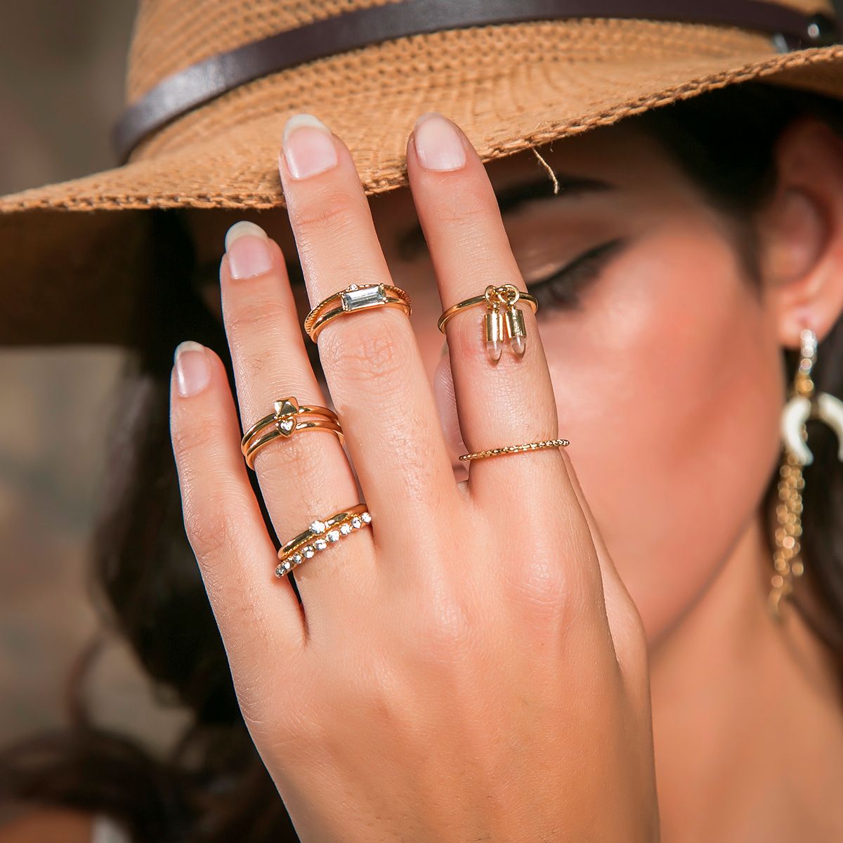 Девушка золотые руки. Золотое кольцо на пальце. Кольцо на руке. Модные золотые кольца. Кольцо золотое на руке.