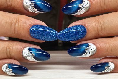 Синий маникюр с блестками: темные и светлые дизайны ногтей в синем цвете