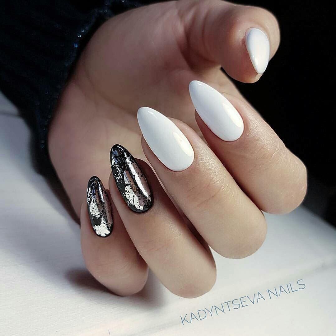 Белый маникюр на миндалевидных ногтях